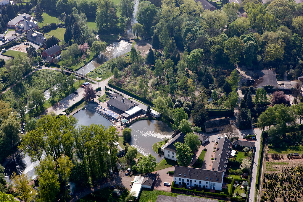 Luftbild der Zievericher Mühle mit Stauteich (Mitte), Angelpark und Erft (links), Bergheim (2009)