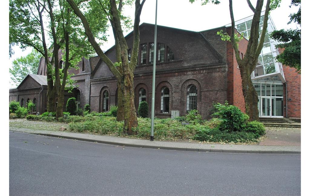 Die aus der Mitte des 19. Jahrhunderts stammende Werkstatt der Zeche Rheinpreußen I/II wurde zu Gewerbezwecken umgebaut (2015).