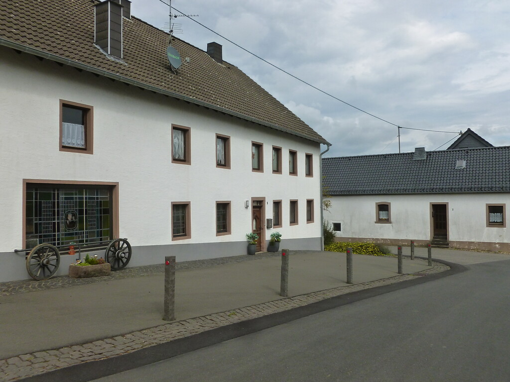 Häuser in Baasem mit Fenstereinfassungen aus rotem Sandstein (2014)