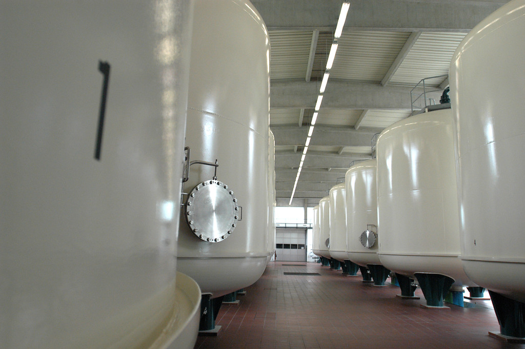 Wassercontainer in denen Wasser aufbewahrt und von Schadstoffen gereinigt wird (2014)
