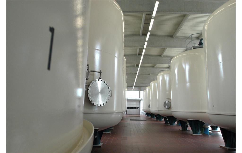 Wassercontainer in denen Wasser aufbewahrt und von Schadstoffen gereinigt wird (2014)