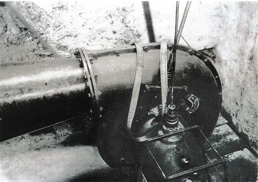 Wasserturbine mit Transmission um 1870