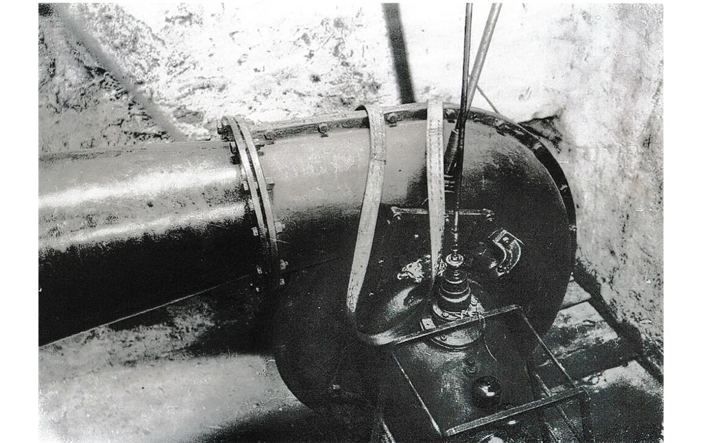 Wasserturbine mit Transmission um 1870
