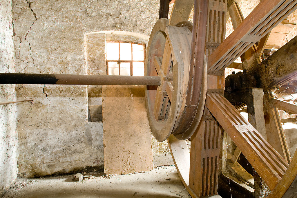 Teil der Riemen-Transmission in der Paffendorfer Mühle (2009).