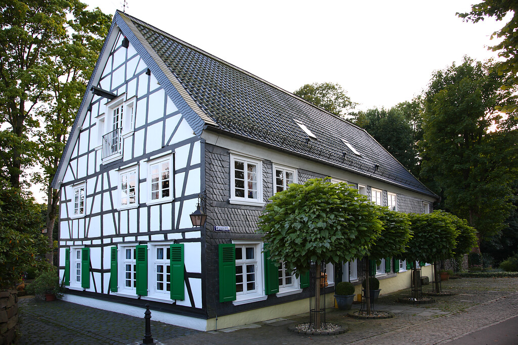 Lorenzhaus präsentiert sich als Fachwerkgebäude im Bergischen Dreiklang (2008)