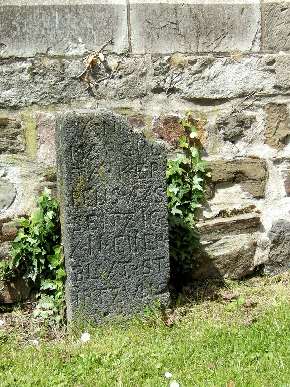 Grabstein an der Katholischen Pfarrkirche Sankt Peter in Sinzig (2012)