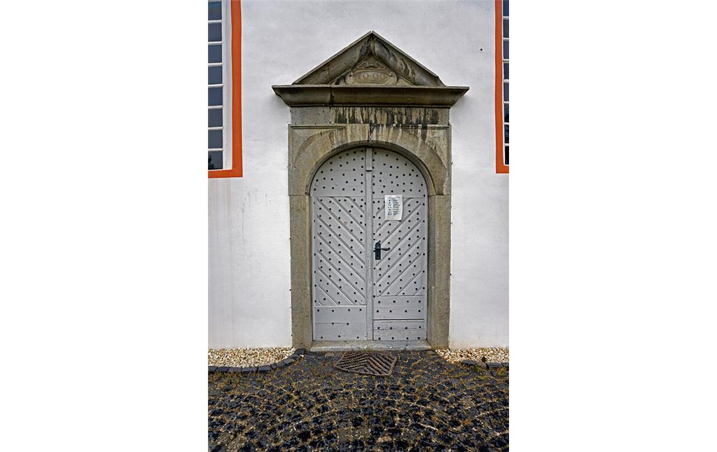 Barockes Portal aus Schupbacher Lahnmarmor mit der Jahreszahl 1696, dem Jahr des Kirchenumbaus, an der evangelischen Kirche Schupbach (2020)