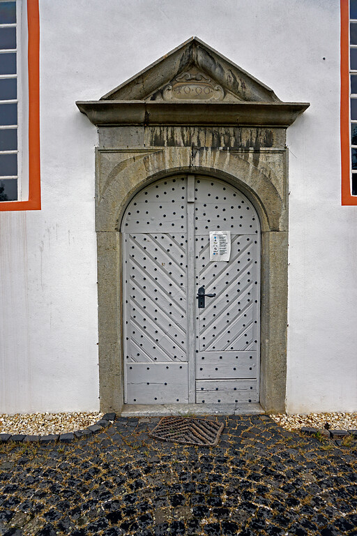 Barockes Portal aus Schupbacher Lahnmarmor mit der Jahreszahl 1696, dem Jahr des Kirchenumbaus, an der evangelischen Kirche Schupbach (2020)