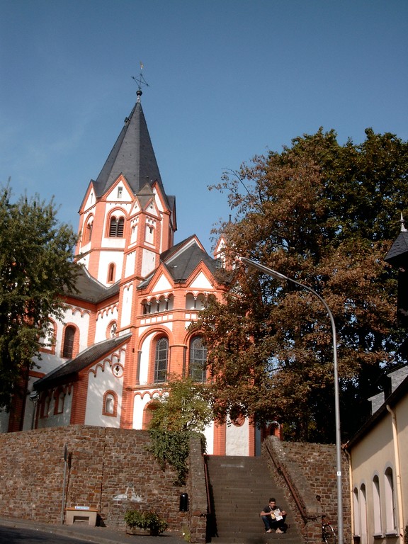 Pfarrkirche St. Peter in Sinzig aus südöstlicher Richtung von der Zehnthofstraße aus gesehen (2002)