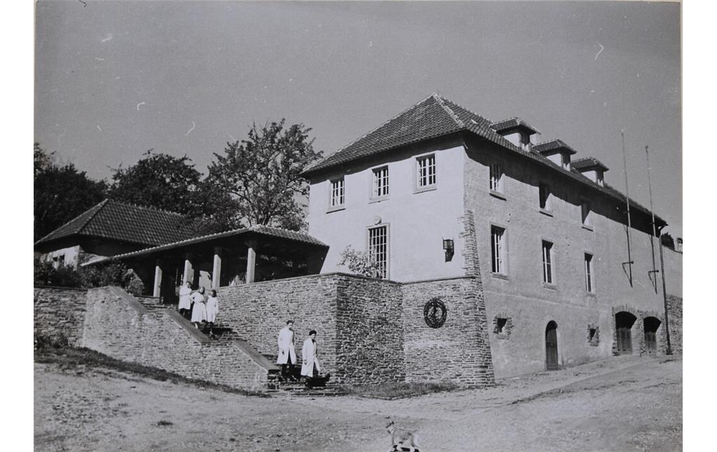 Bild 34: An der unteren Natursteinmauer der "Hermann Göring Meisterschule" in Kronenburg war das schmiedeeiserne Emblem seit der Eröffnung 1938 angebracht.