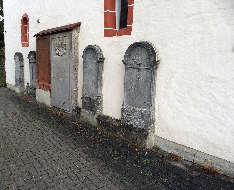 Epitaphe aus Lahnmarmor an der Friedhofskirche von St. Georgen (2020)