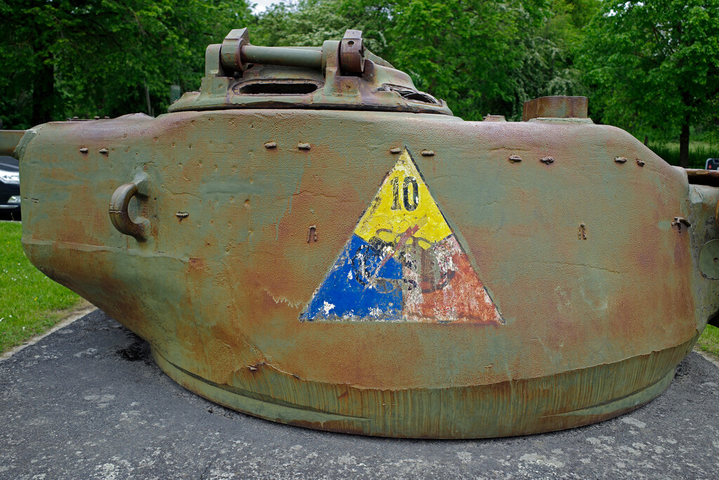 Reste eines Sherman-Panzers aus der Schlacht um Bastogne, Mahnmal am Stadteingang (2023)