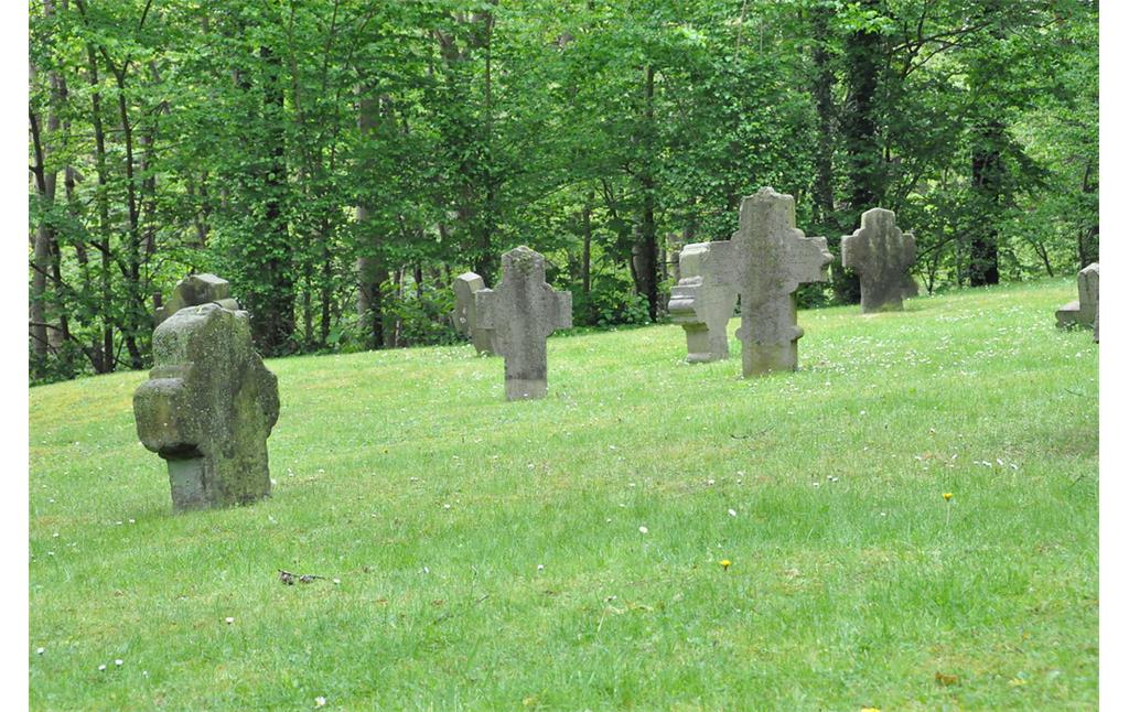 Historische Grabsteine auf dem Waldfriedhof Birgelen. Die Grabsteine des ehemaligen Friedhofes sind verwittert und stammen zum Teil aus dem 17. Jahrhundert (2017).