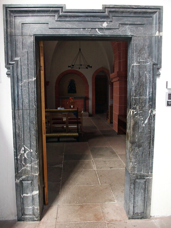 Portal im Dom zu Wetzlar. Rahmung vermutlich aus Lahnmarmor (2020)