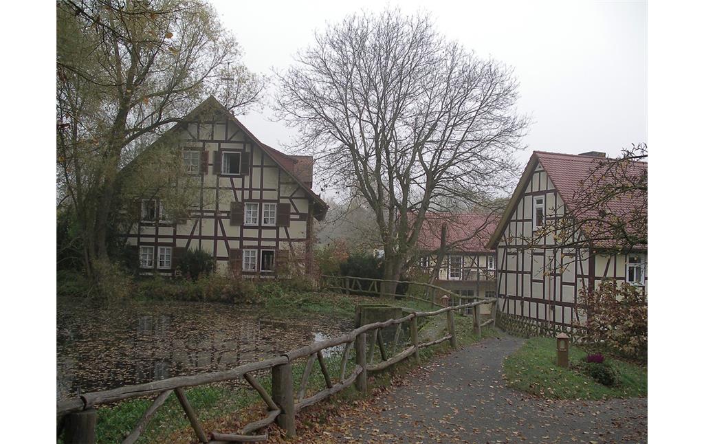 Mühlengebäude der historischen Dammühle bei Wehrshausen (2004)
