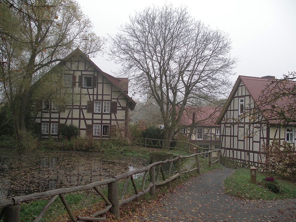 Mühlengebäude der historischen Dammühle bei Wehrshausen (2004)
