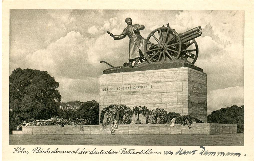 Postkarte des 1945 zerstörten "Reichsehrenmals der deutschen Feldartillerie" am heutigen Konrad-Adenauer-Ufer/Skulpturenpark in Köln-Neustadt-Nord (um 1936/37).