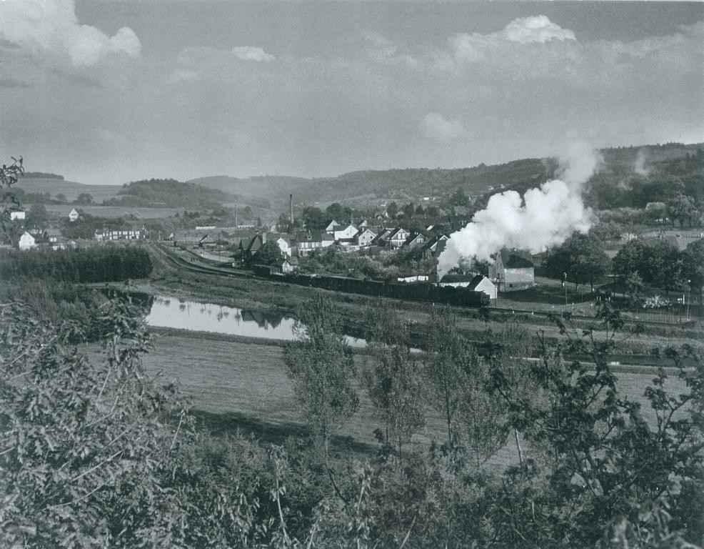 Einfahrender Zug in Bahnhof Oberwiehl (um 1950)