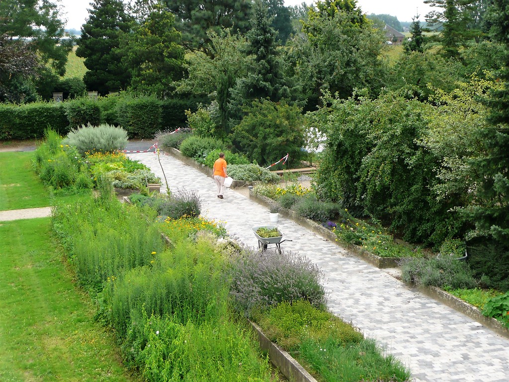 Kräuter- und Blumengarten in der Parkanlage des ehemaligen Klosters St. Bernardin (2010)