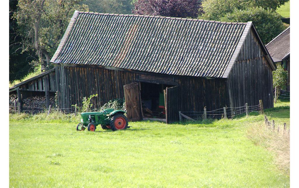Holzscheune mit Traktor in Steinberg (2008)