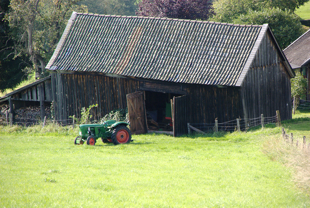 Holzscheune mit Traktor in Steinberg (2008)