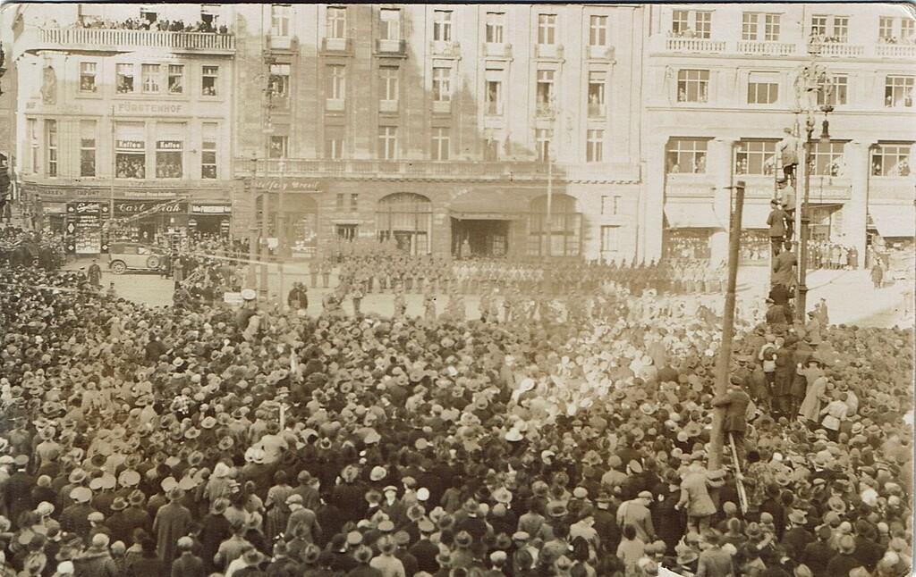 Historische Aufnahme vom Abzug der englischen Besatzungssoldaten aus Köln 1926.
