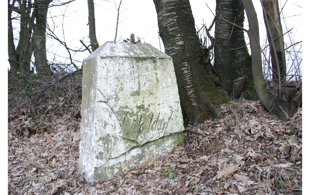 Auf dem Grenzstein bei Linde ist die Inschrift "Düßeldorf" erkennbar (2008)