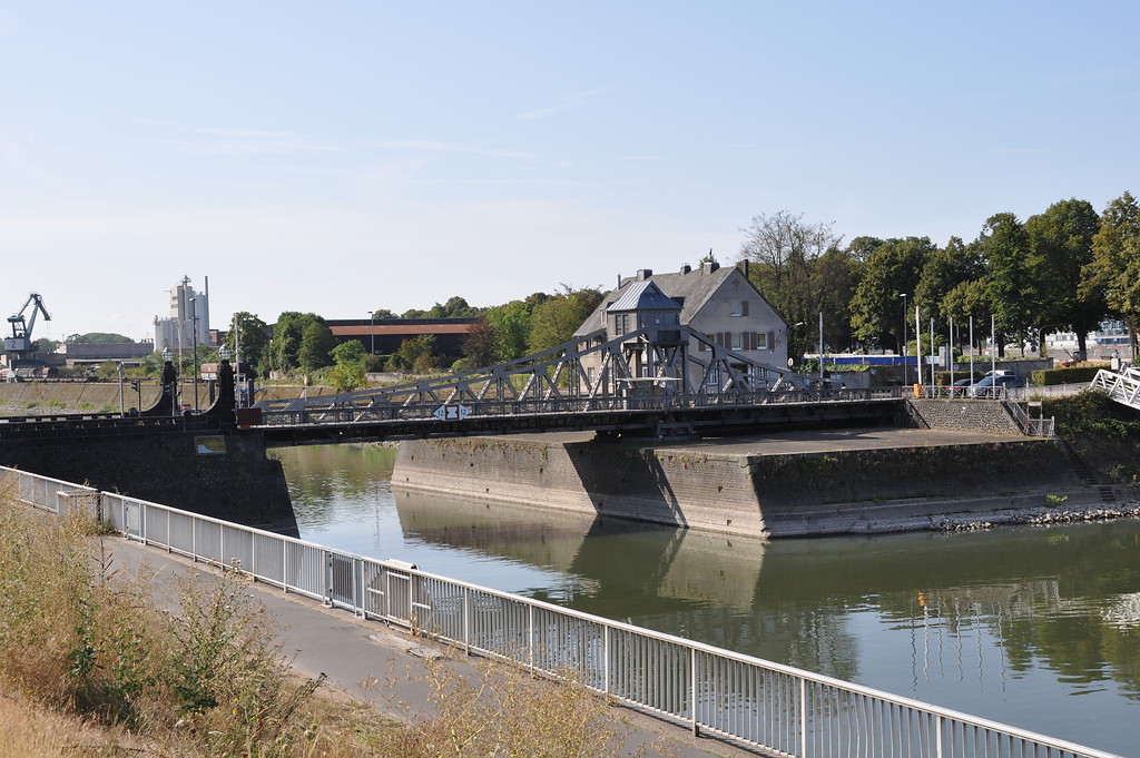 Drehbrücke im Deutzer Hafen (2019), Ansicht von Norden aus.