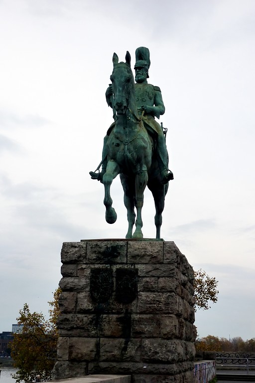 Reiterstandbild des deutschen Kaisers Friedrich III. an der Hohenzollernbrücke in Köln