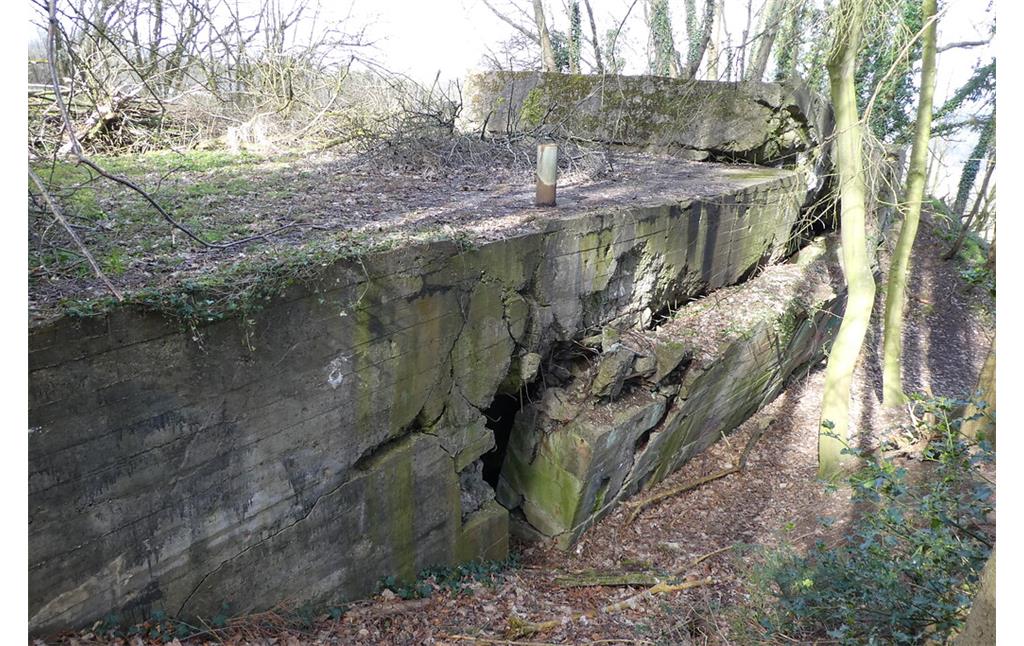 Bild 2: Bei Bergstein befindet sich unterhalb des Burgbergs der gesprengte Bunker 370, der zum Typ Regelbau 31 / Regimentsgefechtsstand zählt. Er konnte 32 Mann aufnehmen (2020).