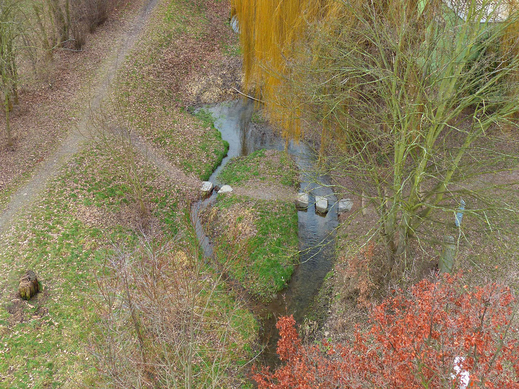 Abbildung 6: Blick vom Hubsteiger auf Bachfurt und Stele (Mitte links) (2014)