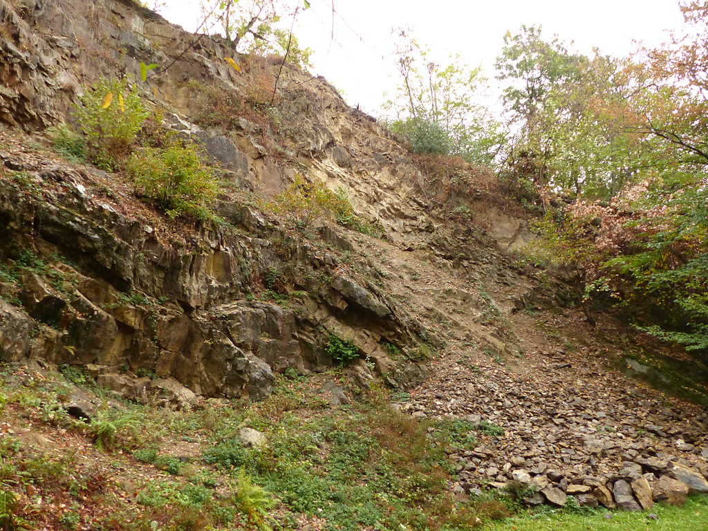Sichtbare Überreste einer Sprengung im Steinbruch bei Wietsche im Murbachtal (2018)