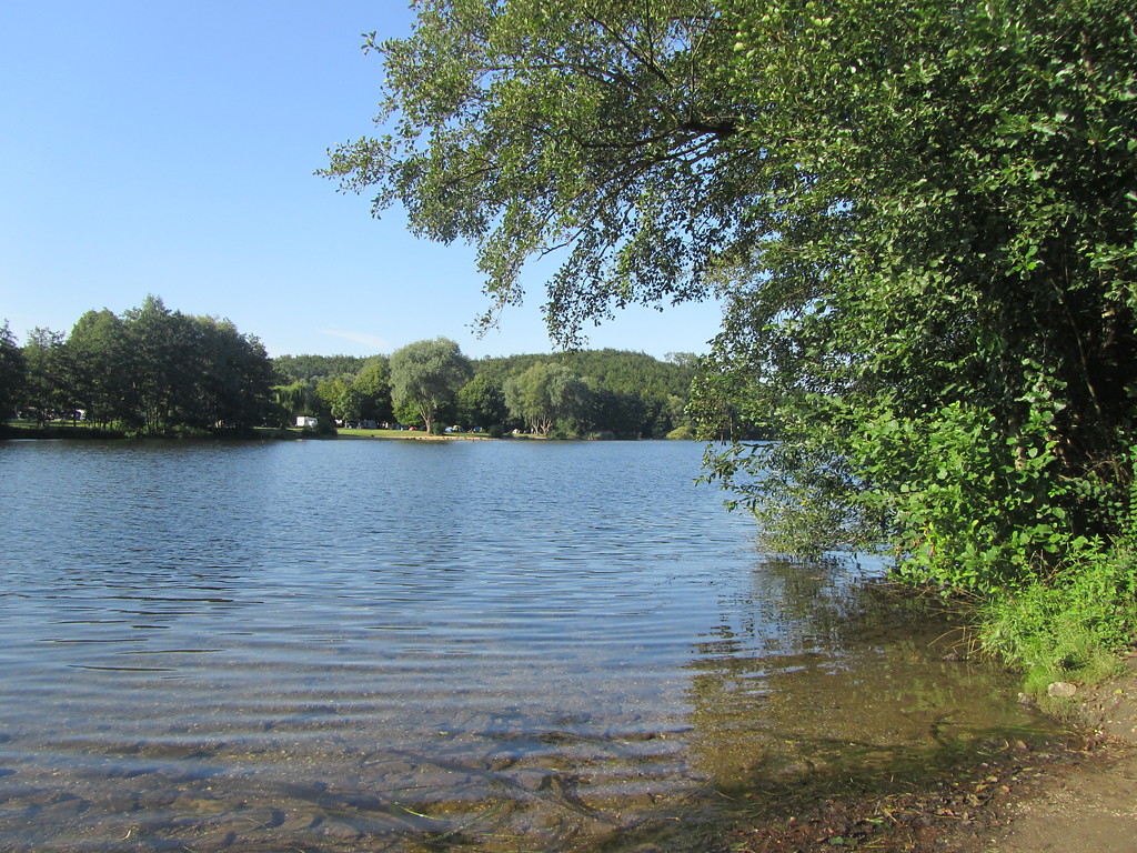 Heider Bergsee in Brühl-Heide (2014). Dieser See hat sich in einem Restloch eines Braunkohlentagebaus gebildet und ist heute ein beliebtes Naherholungsziel.