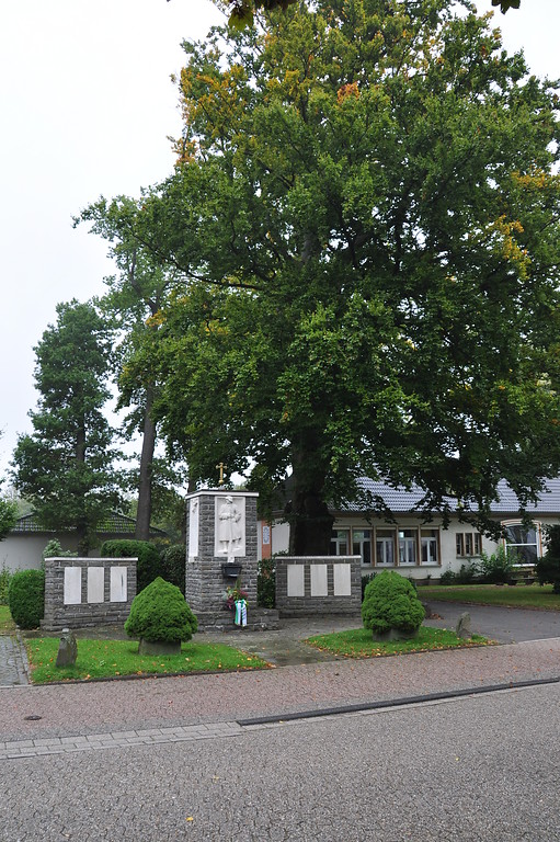 Denkmal für die Gefallenen beider Weltkriege im Zentrum Agathabergs (2013)