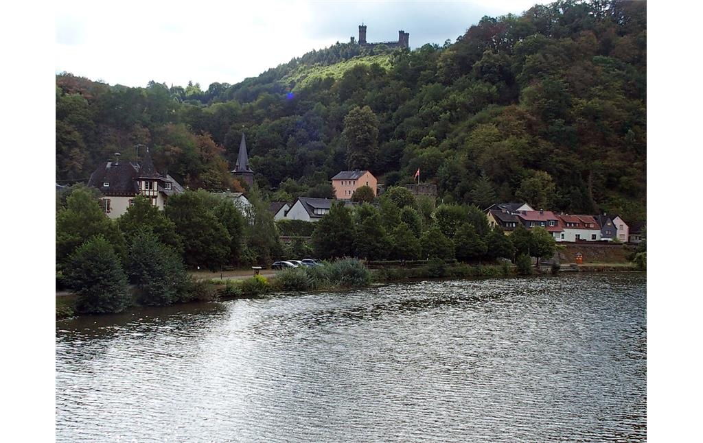 Die Lahn in Balduinstein mit Blick auf Schloss Schaumburg (2020)