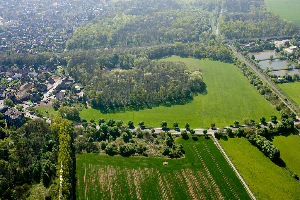 Luftbild von Horrem mit Horremer Mühle, Kleiner Erft und bachbegleitendem Baumbestand (links), der L277 (Mitte) und Erft mit Kläranlage (rechts), Kerpen (2009)