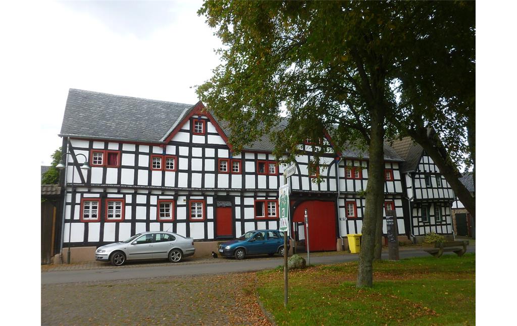 Dieses Fachwerkensemble in Hostel befindet sich am Dorfanger. (2014)