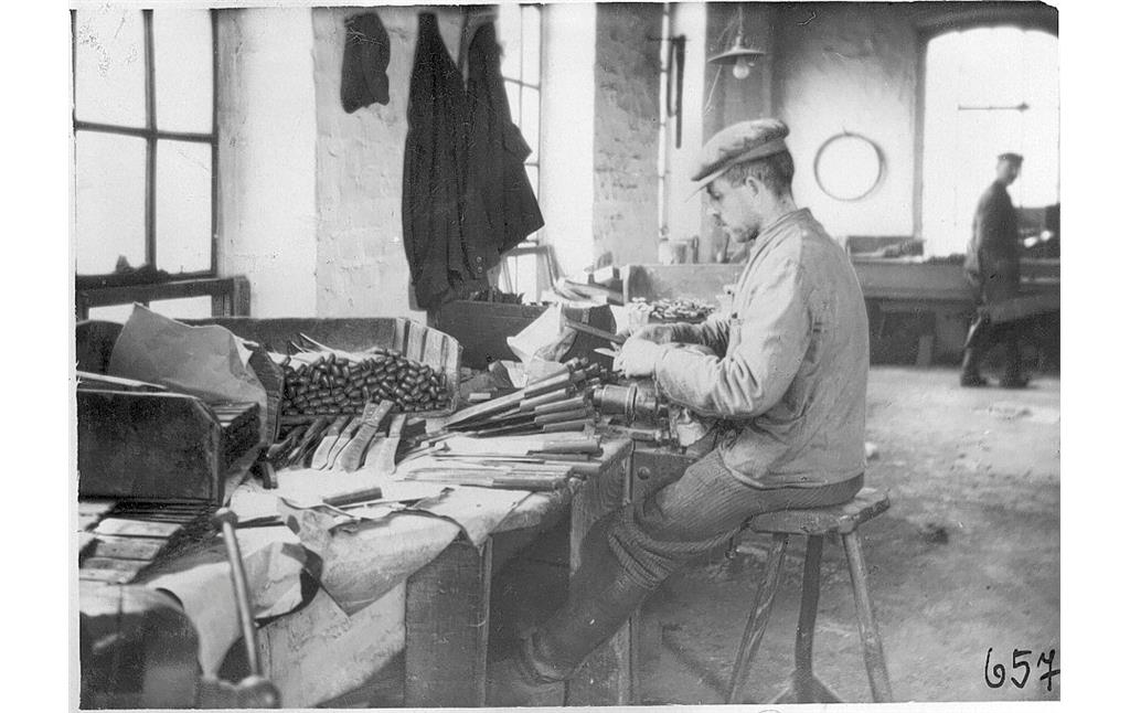 Reiderei (Montage): Messerherstellung in der damaligen Messerfabrik Stöcker in Friedenthal (um 1930)