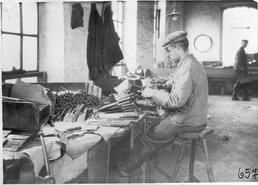 Reiderei (Montage): Messerherstellung in der damaligen Messerfabrik Stöcker in Friedenthal (um 1930)