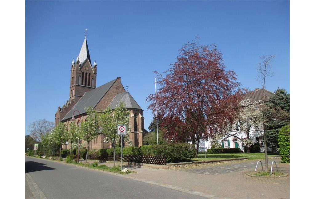 Neue Kirche und ehemaliger Zehnthof in Wollersheim (2015)