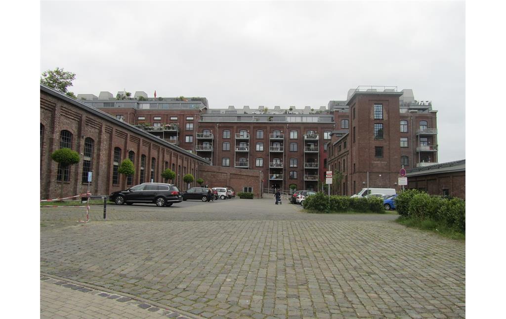 Rückansicht des Pressen- und Trockenhauses mit Niederdruckkesselhaus (links) sowie Kühlhaus und Werkstatt (rechts) (2014)