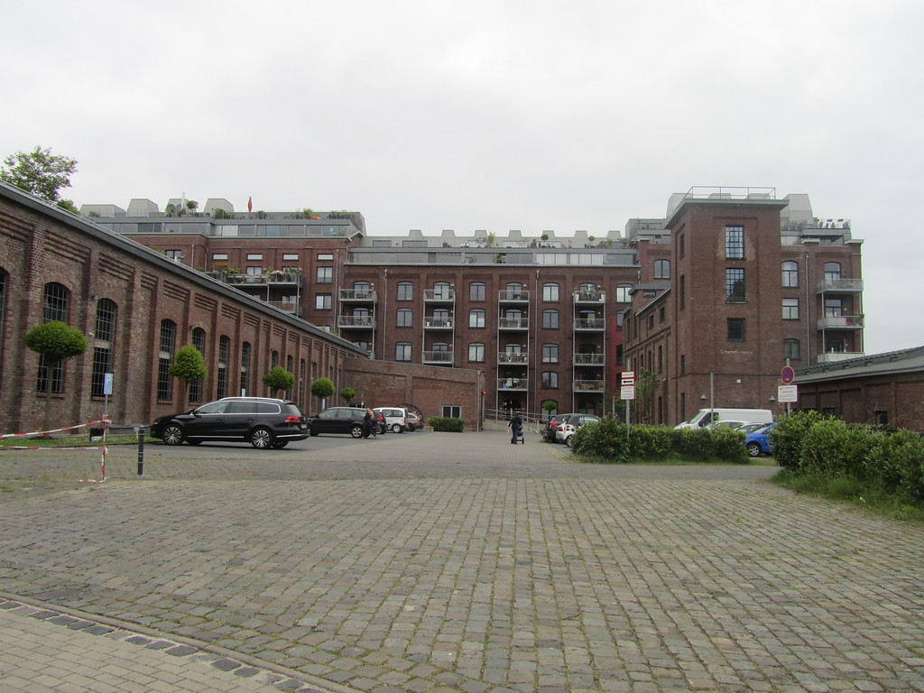 Rückansicht des Pressen- und Trockenhauses mit Niederdruckkesselhaus (links) sowie Kühlhaus und Werkstatt (rechts) (2014)