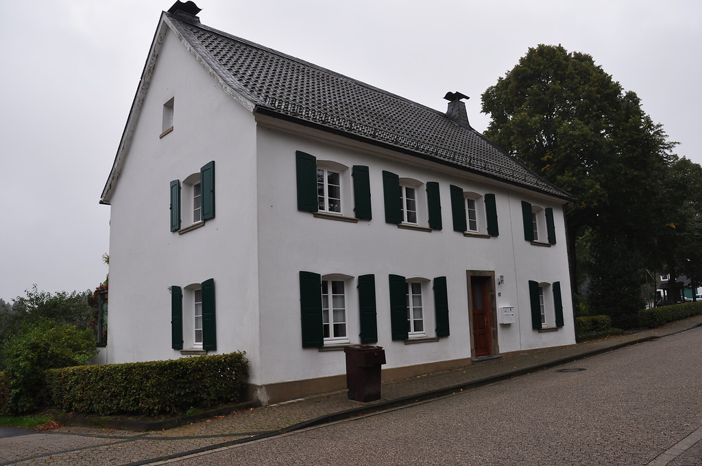 Denkmalgeschütztes Pfarrhaus aus dem Jahr 1835 (2013)