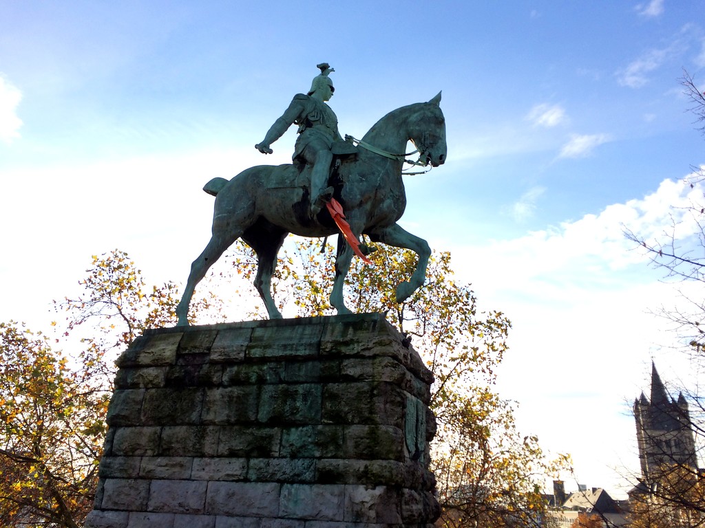 Reiterstandbild von Wilhelm II. an der Hohenzollernbrücke in Köln in der Seitenansicht