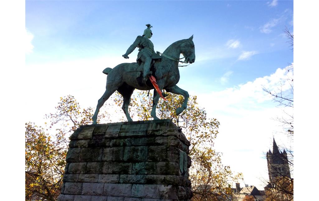 Reiterstandbild von Wilhelm II. an der Hohenzollernbrücke in Köln in der Seitenansicht
