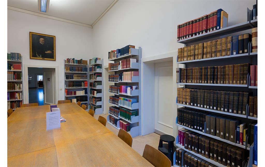 Blick in einen der Bibliotheksräume des Kunsthistorischen Instituts der Rheinischen-Friedrich-Wilhelms-Universität Bonn (2018)