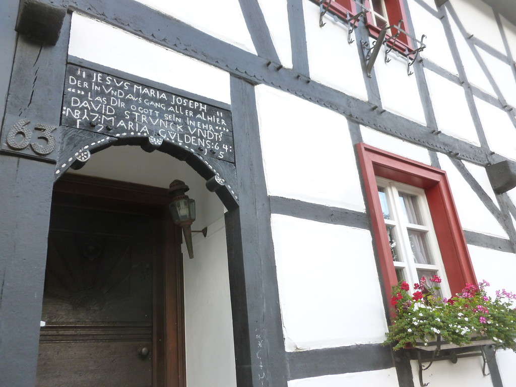 Inschrift über der Eingangstür eines Fachwerkgebäudes in Eiserfey (2014)