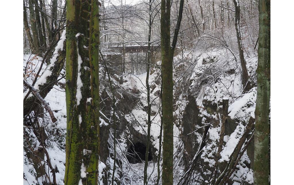 Schluchtartige Einfahrtsrampe mit Tunnel in den Steinbruch Schlupkothen (2021)