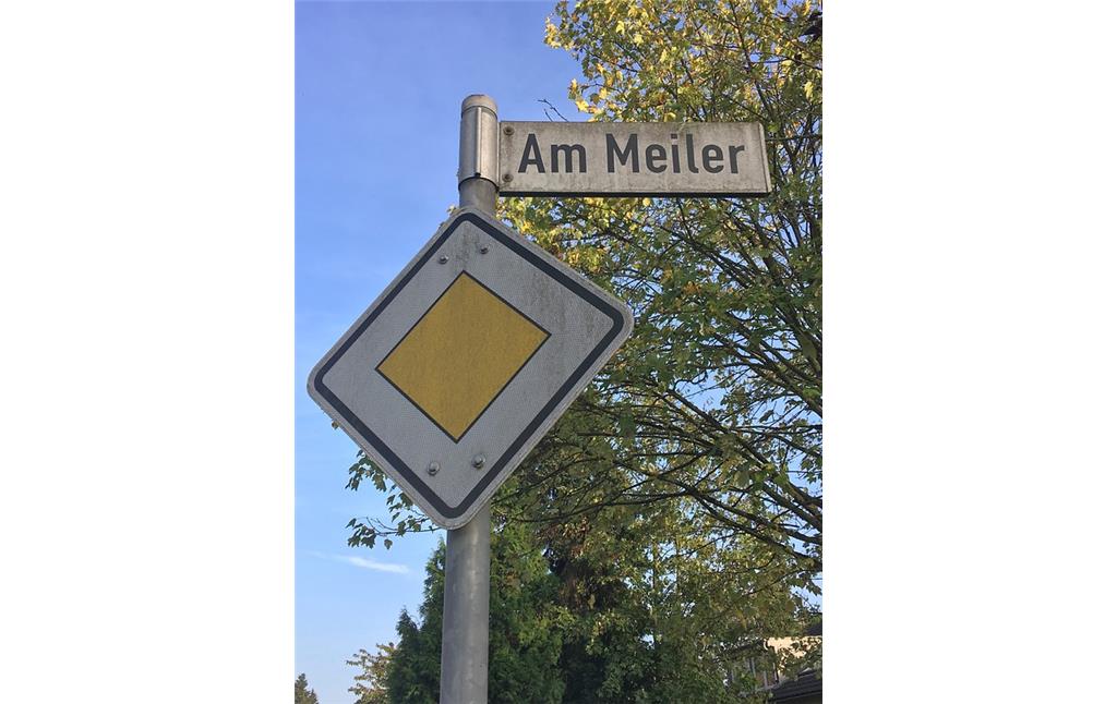 Straßenschild "Am Meiler" im Ortsteil Brandroster in Refrath (2019)