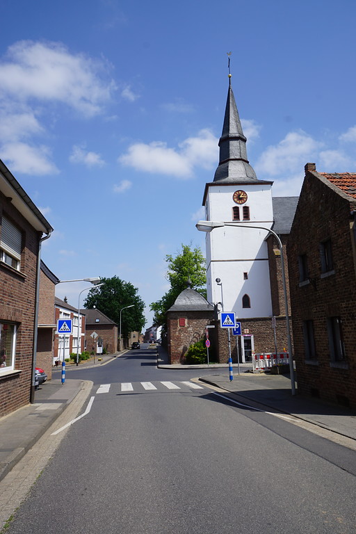 Katholische Kirche Sankt Pantaleon und Wachhaus in Erftstadt-Erp (2018)